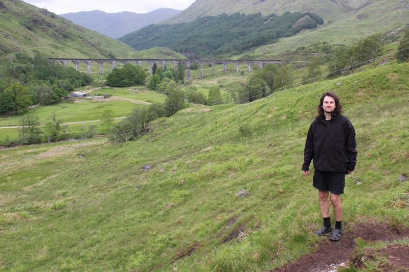 Glenfinnanský viadukt - bradavický most Harryho Pottera.
